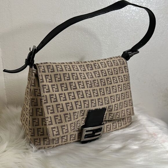 💯Authentic Fendi Shoulder Bag🍀 - Picture 17 of 17